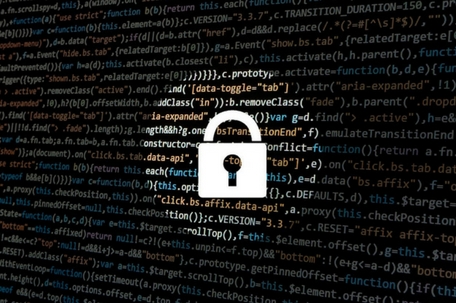 Pantalla con código informático y candado simbolizando ciberseguridad